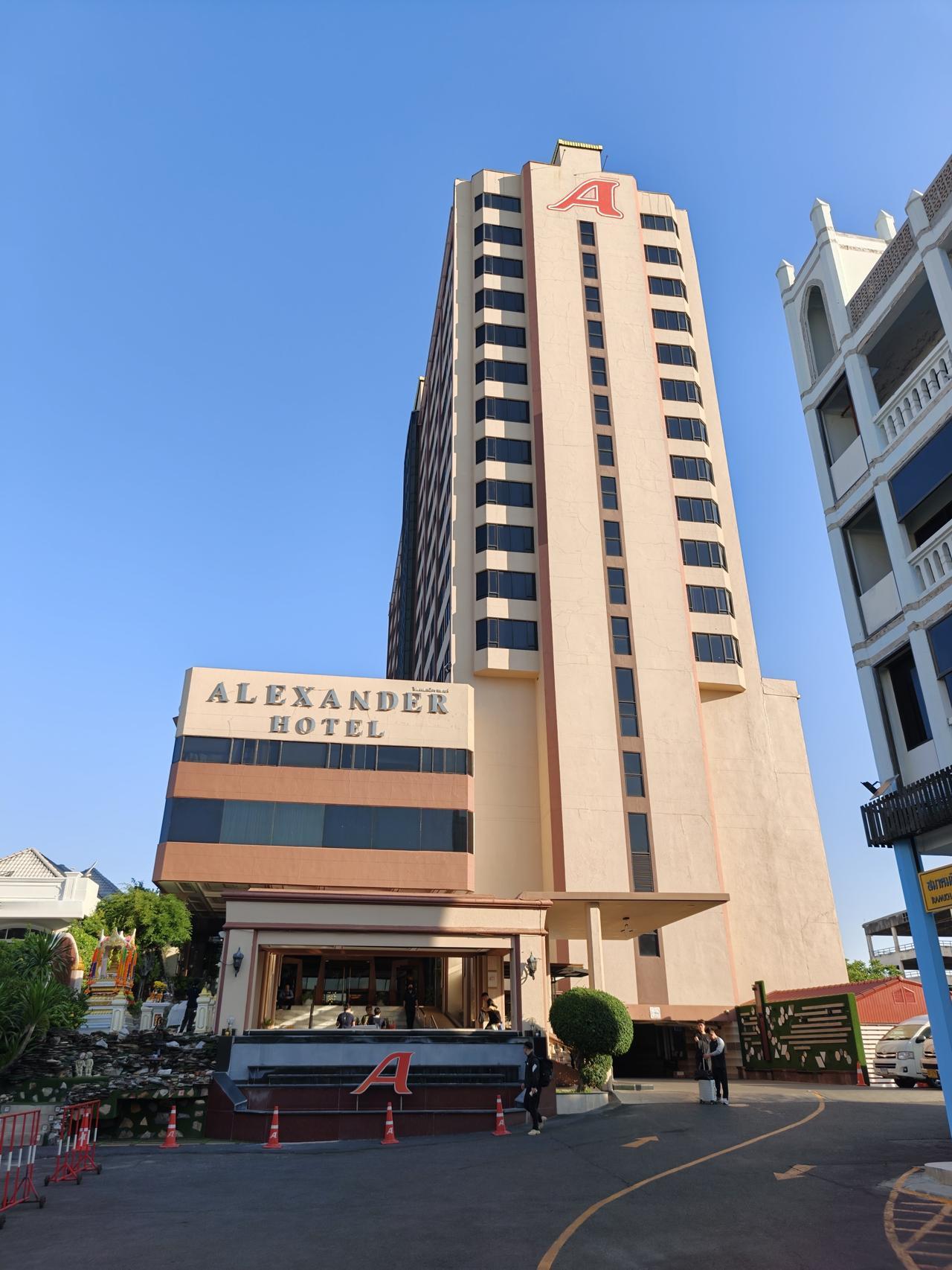 晨光中的金钵：曼谷的僧侣与市井禅意

凌晨四点，曼谷还未从夜色中苏醒，城市仍笼罩