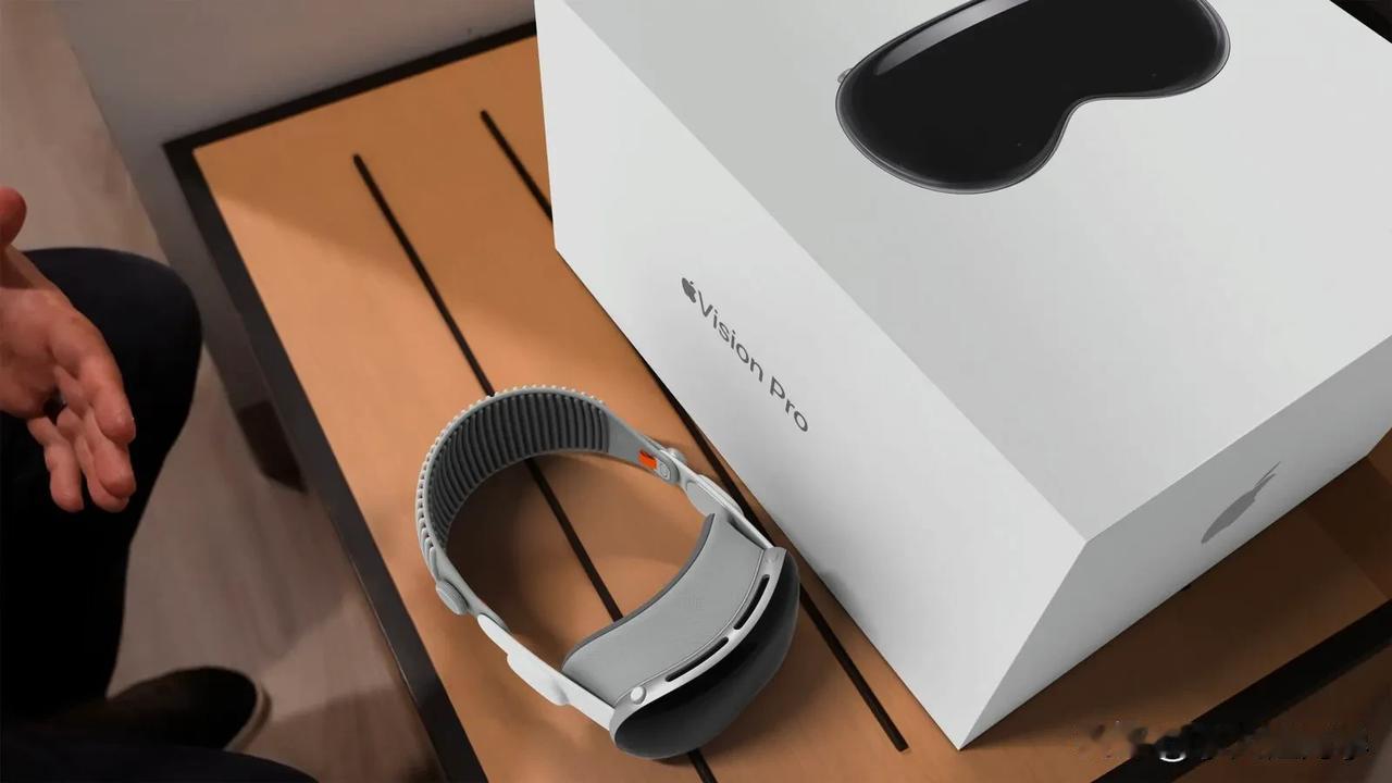 MacRumors 根据苹果官网公布的 Apple Vision Pro 包装内