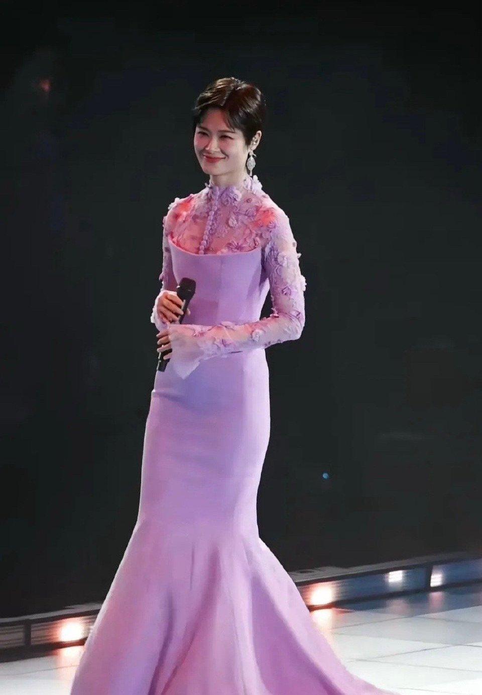 春姐，穿裙子也威武哈。
她不愧为一线当红女明星，[呲牙][呲牙]。