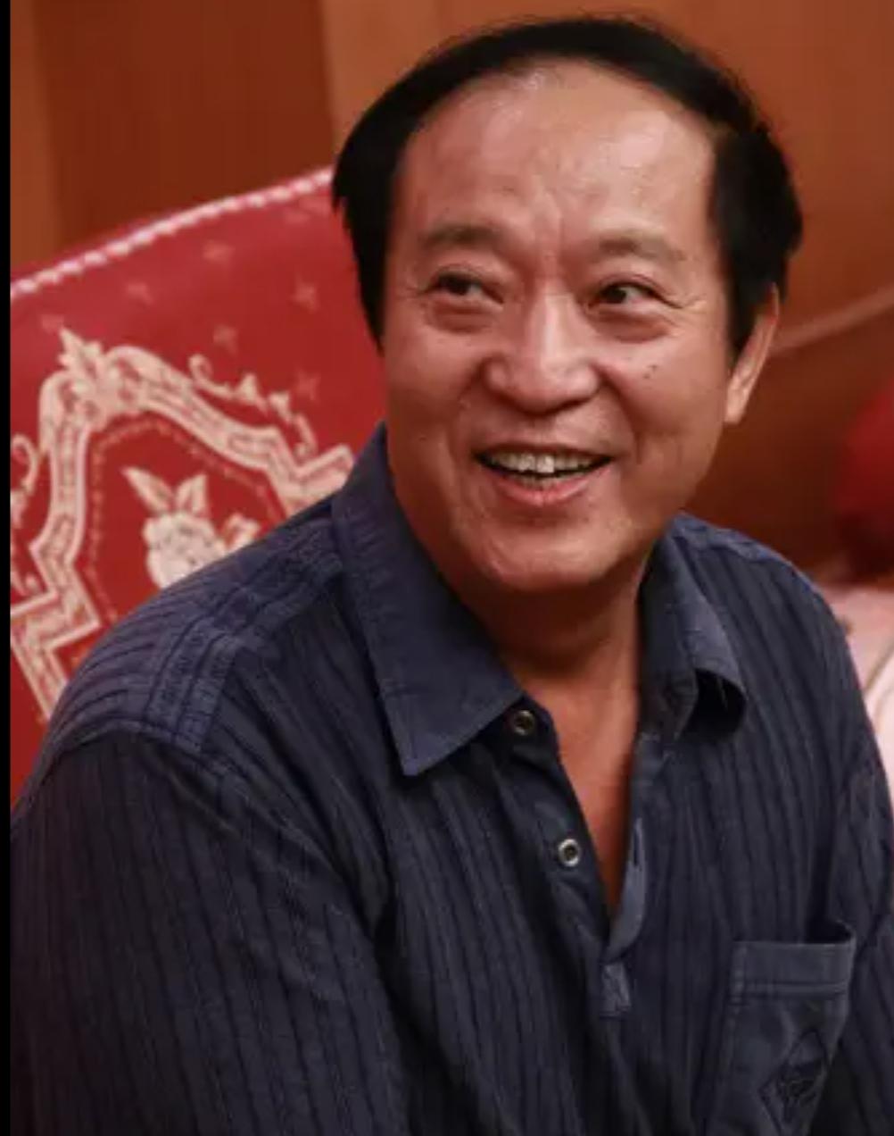 无人问津！76岁牛群现状惹人泪目，当初不