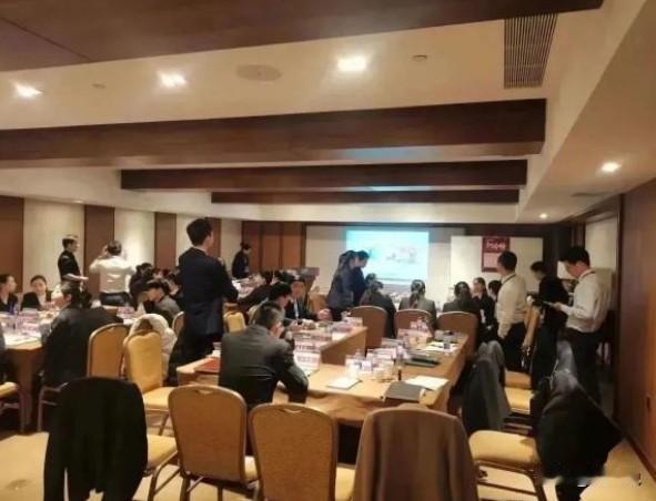 江苏南京，一酒店将会议室租给某单位开会，会议结束后，服务员打扫卫生，将43瓶已经