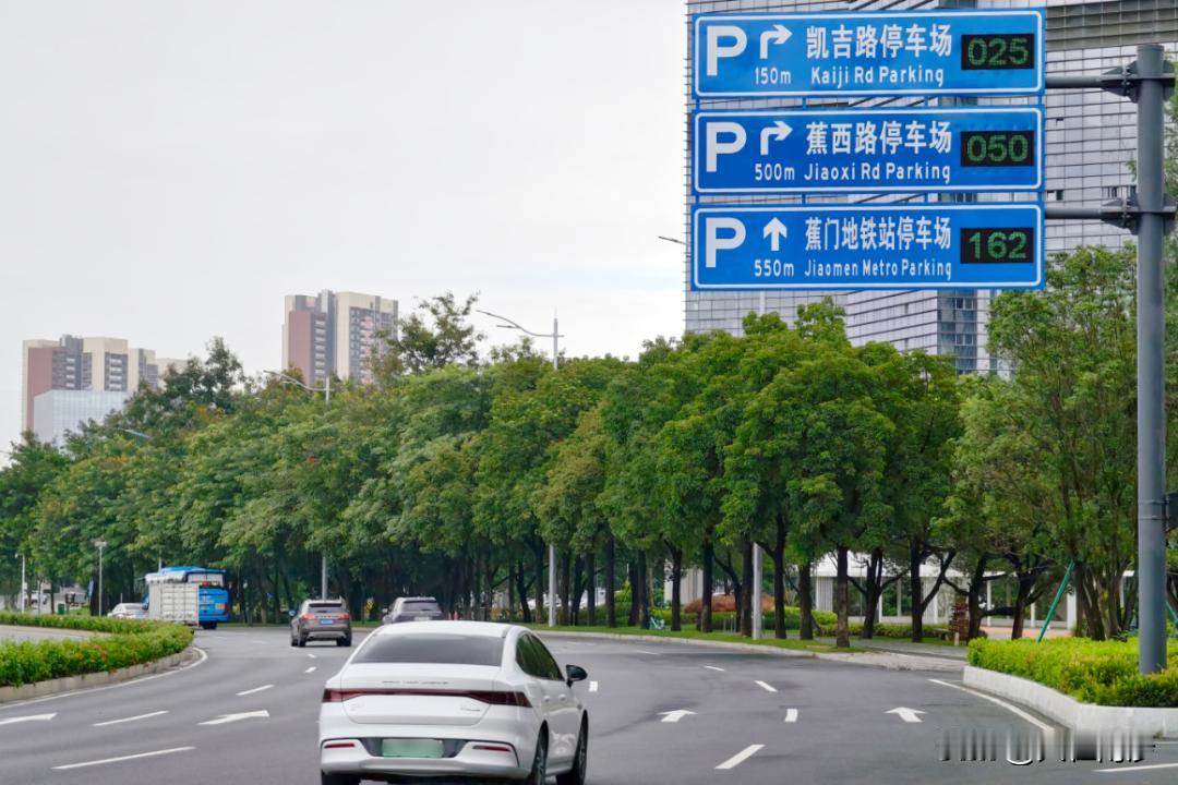 【南沙8块停车场引导屏上线！你有看到吗？】近日，广州南沙中心城区主干道迎来一批“