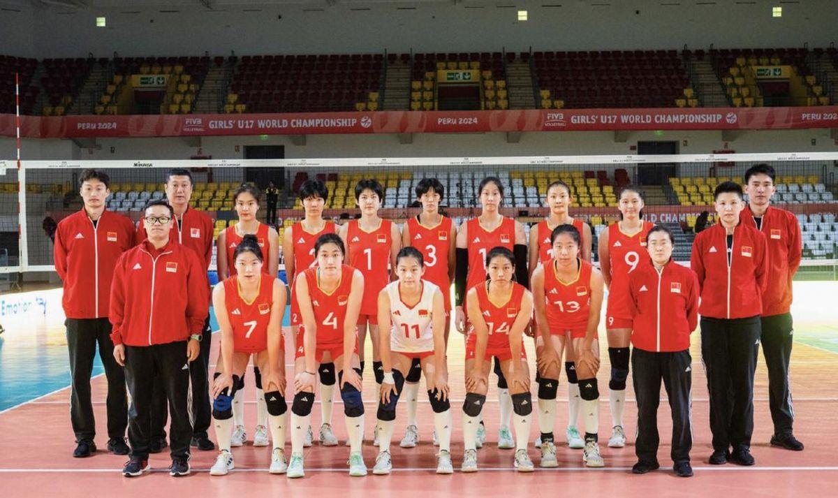 中国女排小组赛最后一场比赛3:0轻松战胜秘鲁女排，以小组赛未失一局，B组第一的排