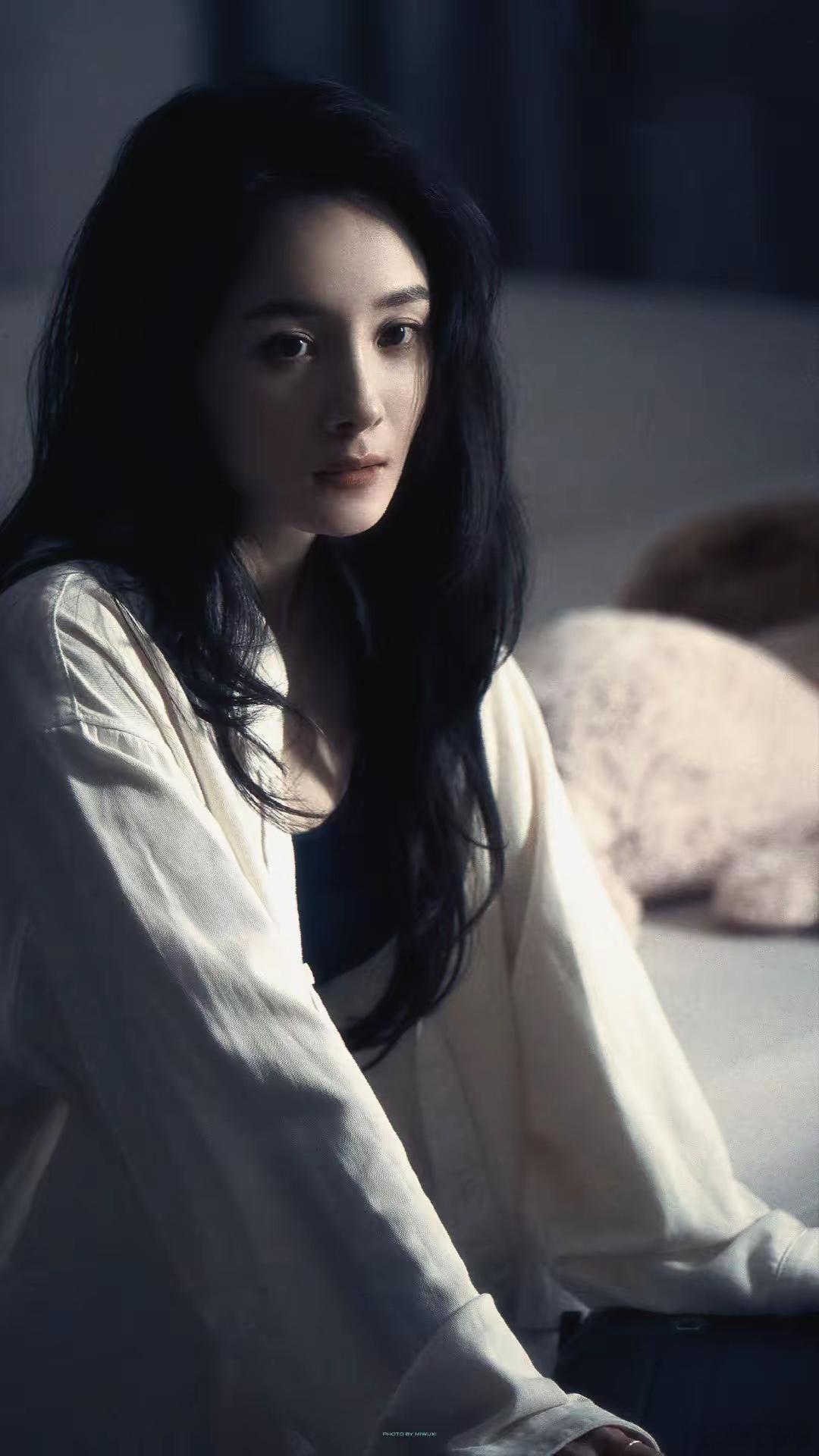 杨幂狠狠地打了那些黑子的脸，大年初一《惊蛰无声》票房破90亿，前几天杨幂被全网黑