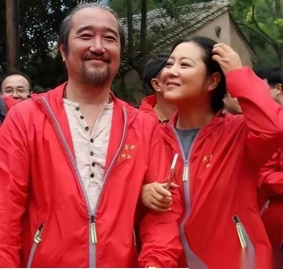 刷到王茜华这段婚姻，
气得我肝疼……
她第一任老公周京，海归，骨子里刻着AA制。