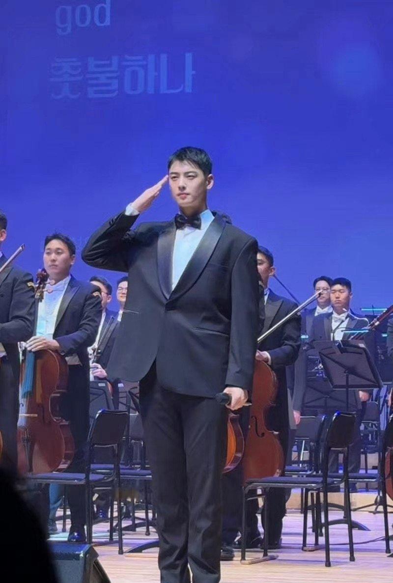 车银优这是穿了个什么雷霆西装啊，这能塞下两个车银优吧…… 