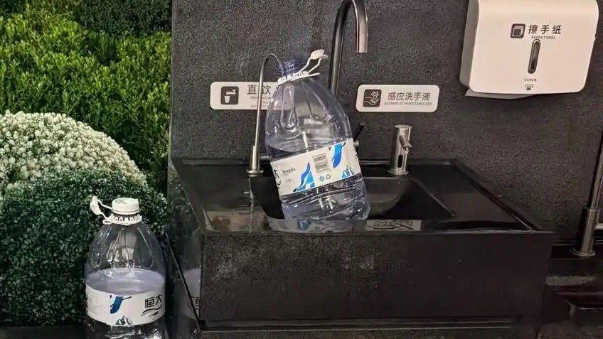 看到胖东来直饮水被当成“免费取水点”的新闻，第一反应不是生气，而是有点复杂的感慨