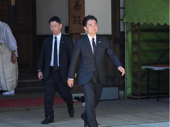 81年前的今天，日本宣布投降；81年后的同一天，小泉进次郎率队踏进靖国神社。天皇