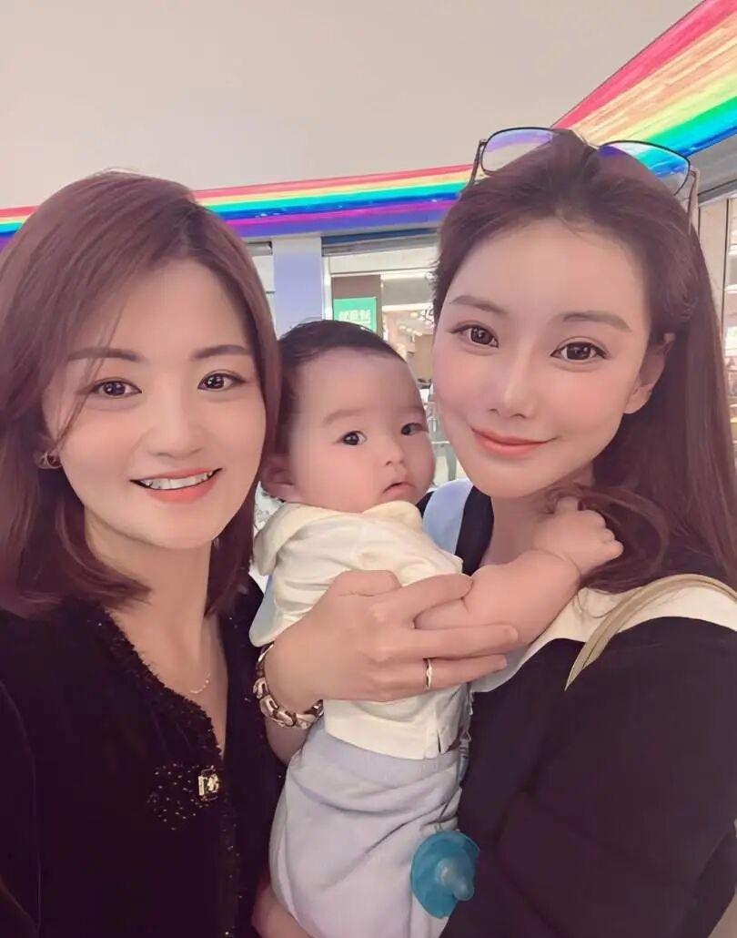 汪小菲马筱梅带小儿子汪宝儿现身北京怀柔，过来巡查自家新店！
 
镜头里的汪小菲和