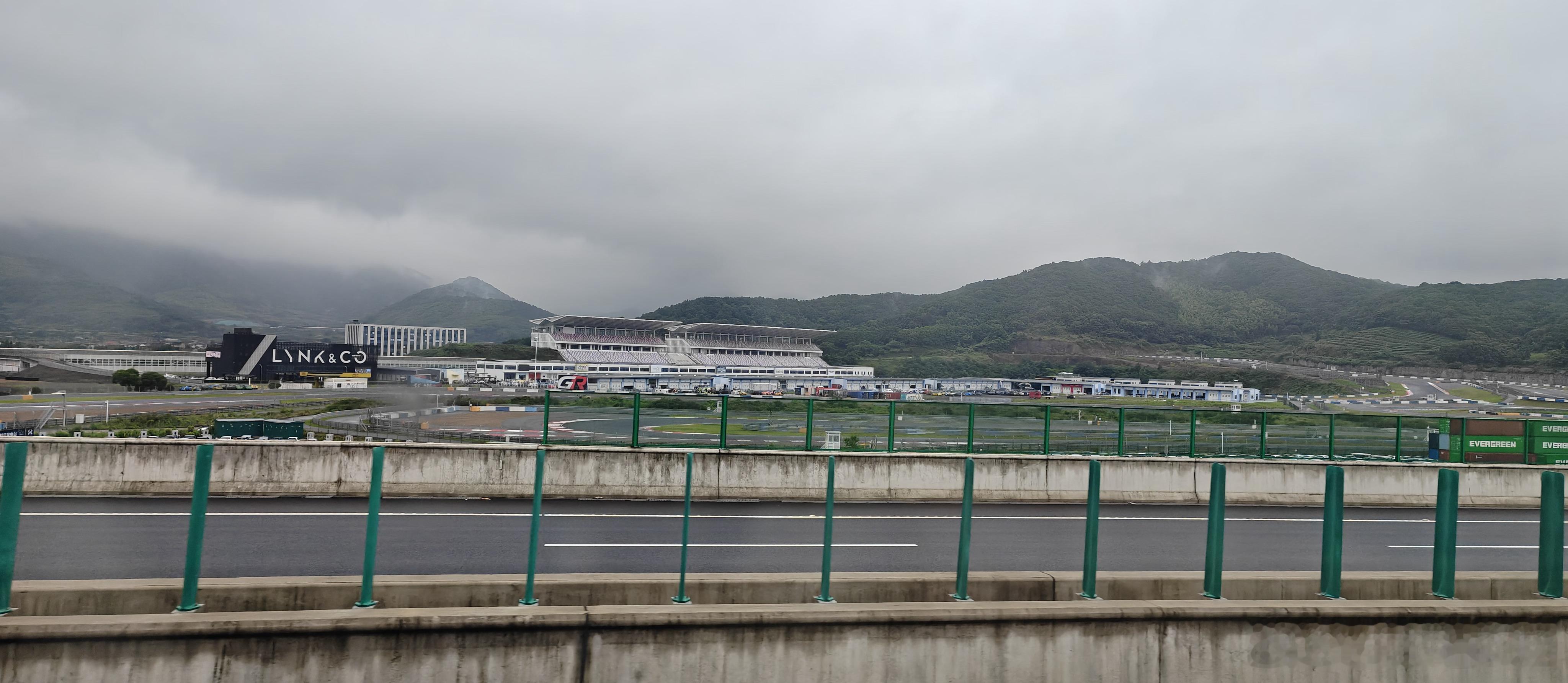 宁赛很好的体验就是打车过来，然后从高架路过俯瞰赛道的感觉… 