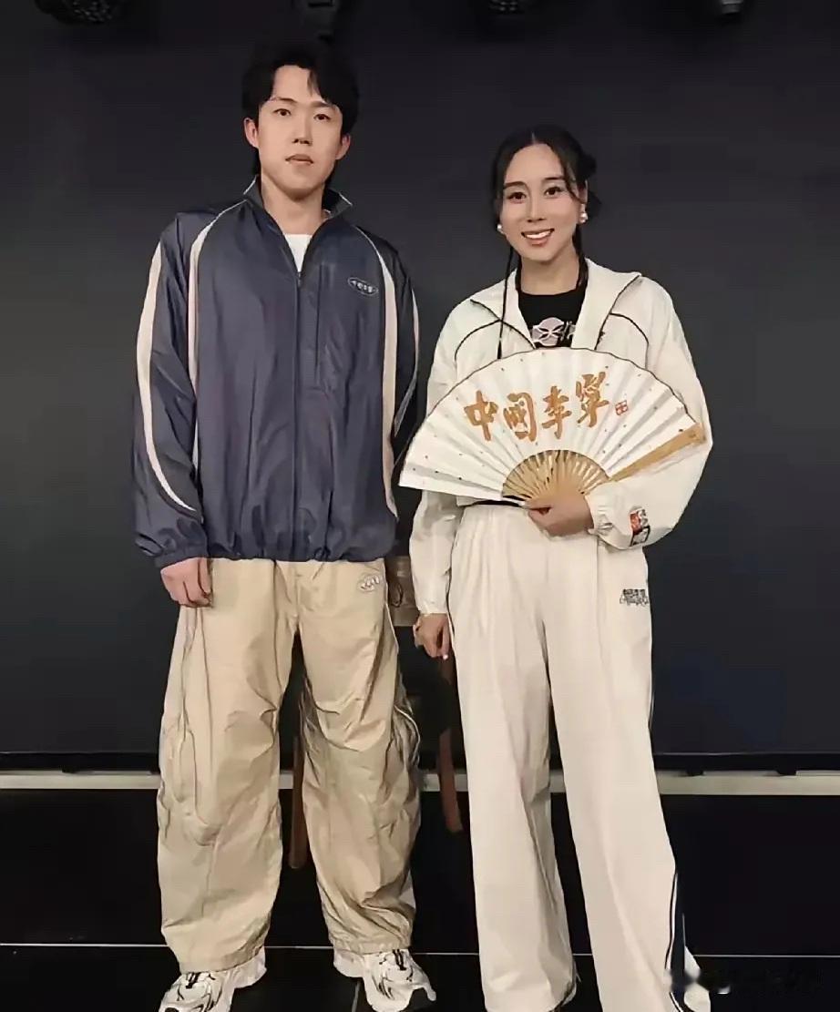 王楚钦和赌王最小的女儿何超欣合影，绅士手真贴心，大头有小太阳相伴，幸福满满！[给