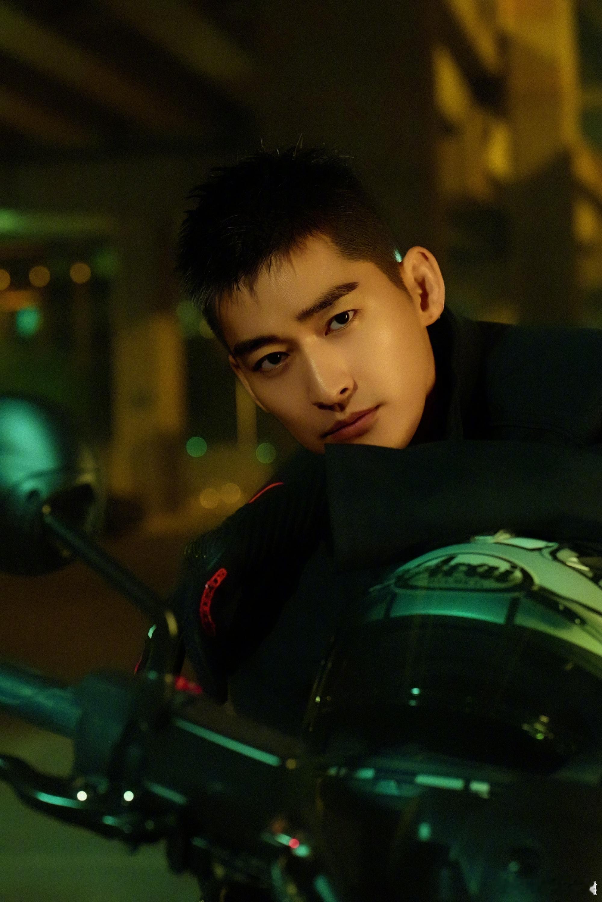 网传张翰新恋情与聚餐曝光画面相关，其方第一时间发文辟谣，透露女生实为邻居朋友的妹