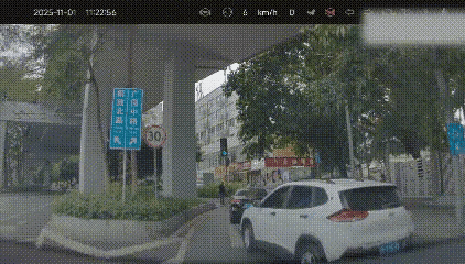 11月1日，广州某高架桥下（友友们请仔细看视频）。
有网友发出一段视频，一阿三哥