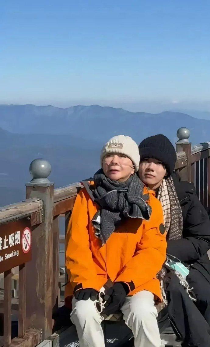 年逾五十的老太太吸氧参与综艺，剧方此举颇为大胆。 
