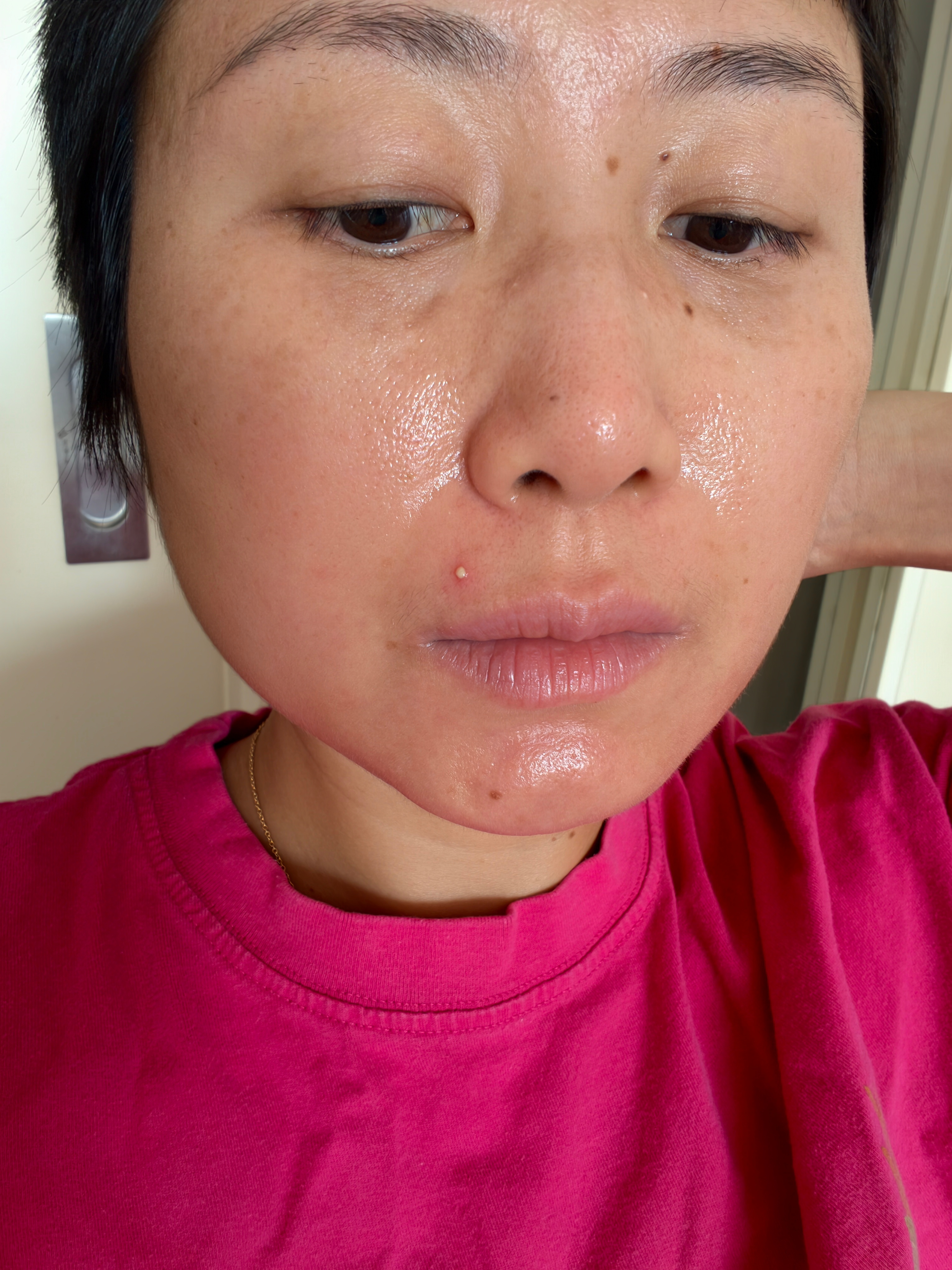 素颜，吃了半年泰尔丝，还是油油的假睫毛贴一只眼睛的区别下睫毛也贴好啦！ ​​​