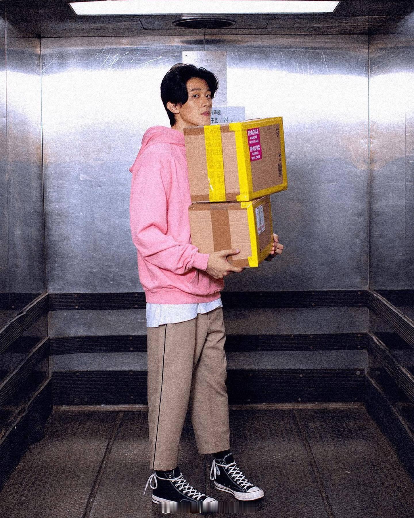 幸卓輝 以后能都安排这种颜值的小哥哥来给我送快递么
