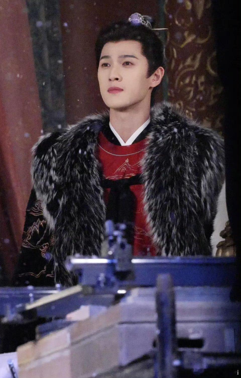 李昀锐尚公主言尚杀青路透，身披大氅，雪花纷飞氛围感拉满，杀青大吉