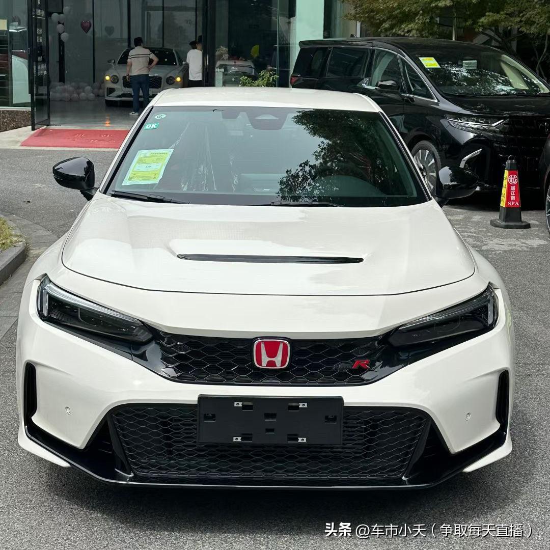 进口思域一直都是有价无市，价格也是一降再降。从最初的加价数万，到现在降价接近90