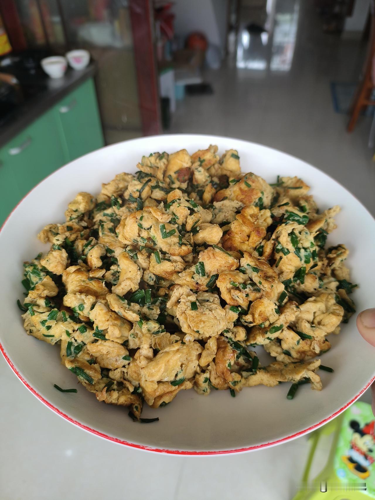 今天逛大润发发现有打折的沙葱卖，买了点回来炒鸡蛋。

我记得以前在宁夏的时候，吃