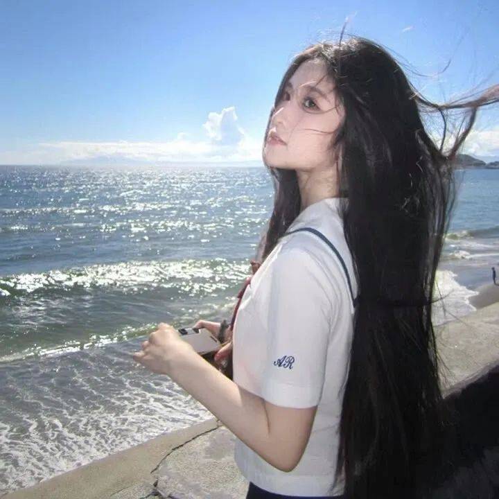 别让怯弱否定了自己，别让懒惰耽误了青春。  
