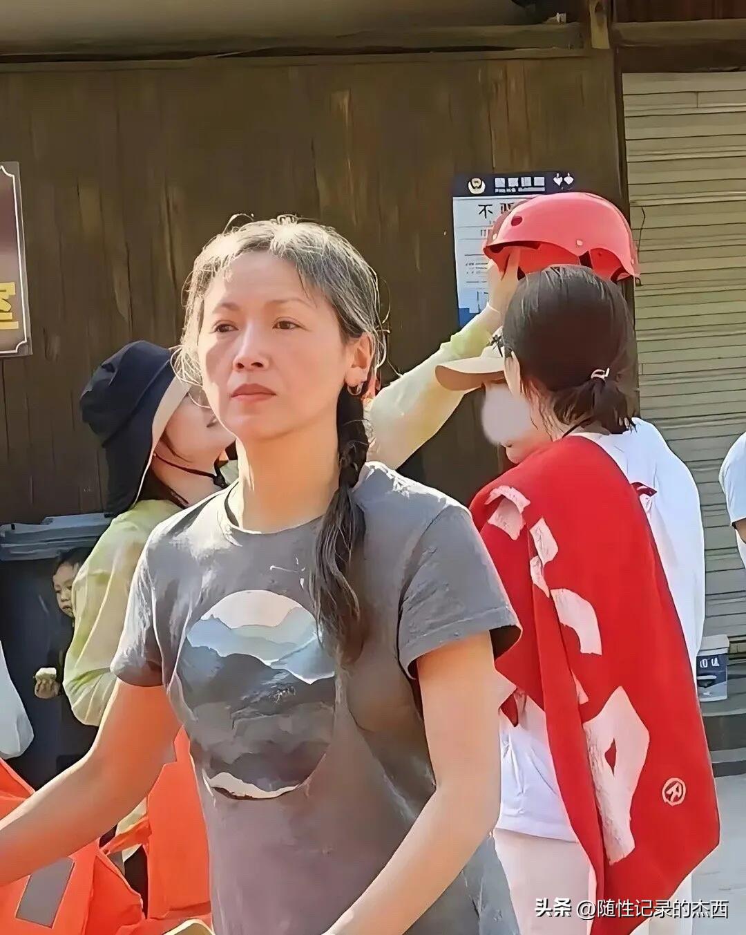 女神穿着普通衣服，扎着马尾辫，走在街上没有人认出她了，岁月不饶人啊。年轻的时候她