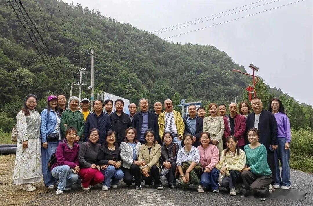 作者加速成长计划9月26日，宝鸡市作家协会组织30多位作家，走进金台区硖石镇大柳