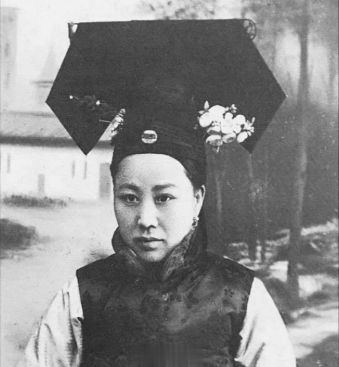 1910年，北京。溥仪的乳母焦王氏的照片，溥仪幼年性情顽劣，乳母一直喂奶到九岁。
