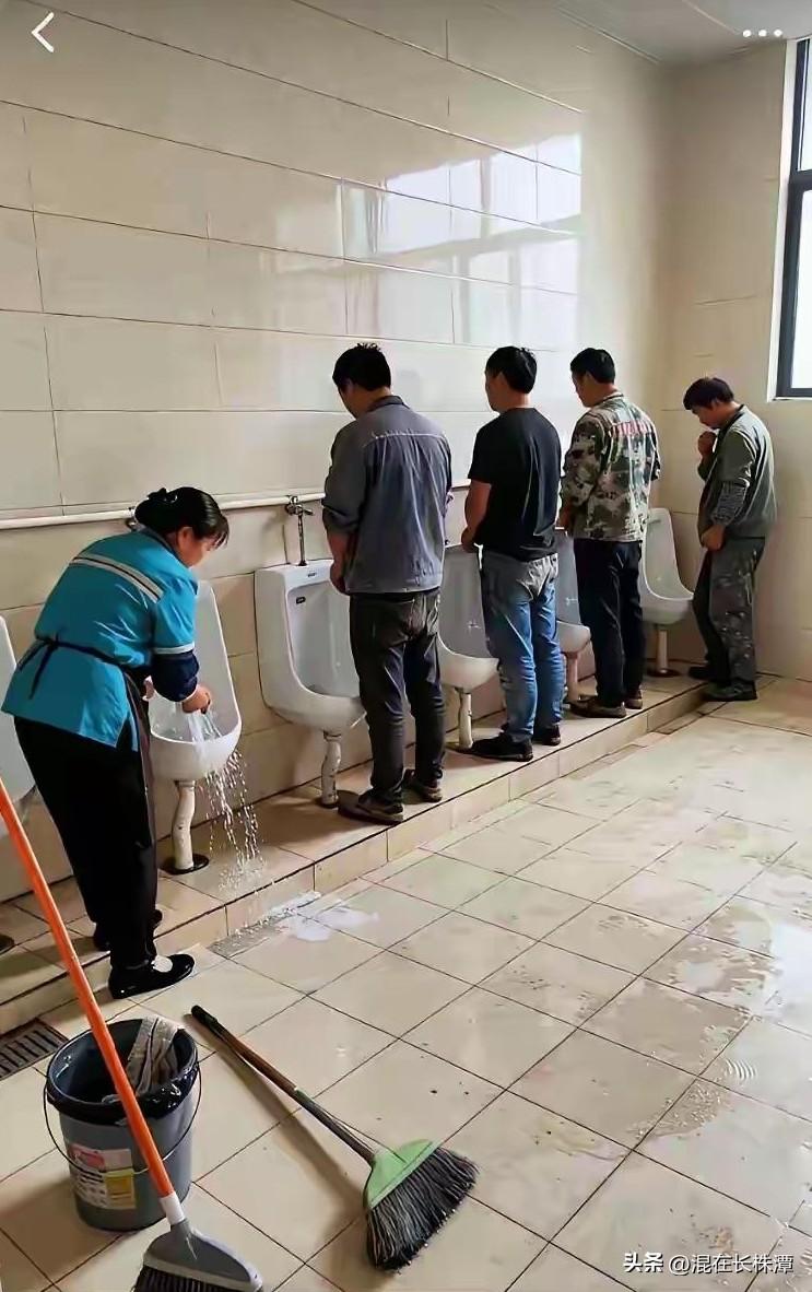面对这般情形，我该如何是好？
近日去湘潭的一个单位出差，由于水喝多了，尿急便去他