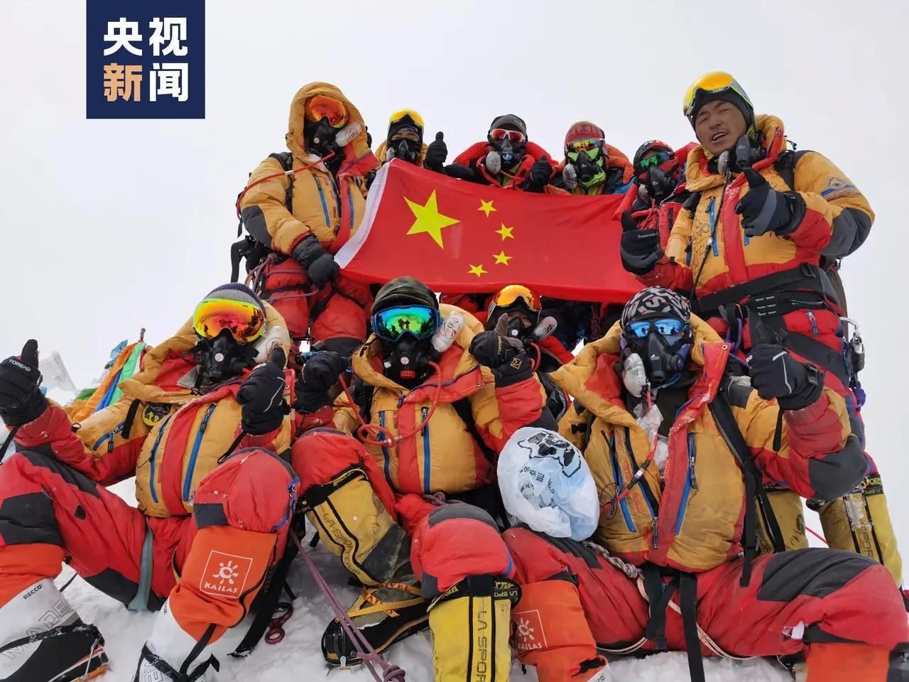 这不科学啊，登顶珠峰里面竟然有一个什么都没带的男人，这可是海拔8848米啊，其他