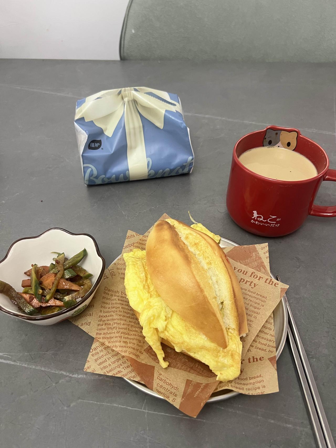 你家的早餐都是在家做还是出去吃在家吃，早餐时间不超多五分钟，怎么简单怎么来。吃完