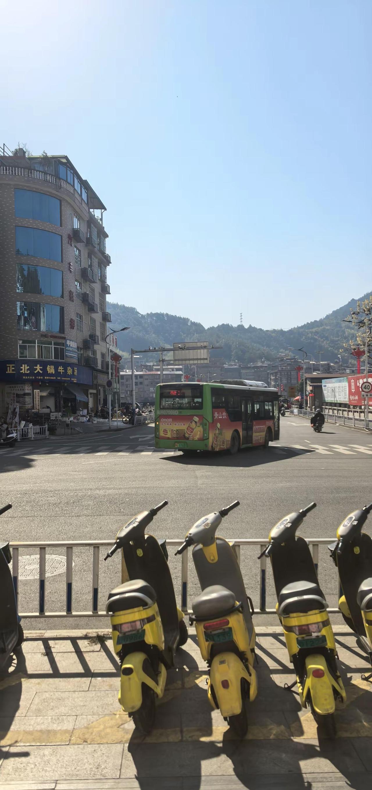 这几天，温差20。早上穿羽绒，下午穿短袖