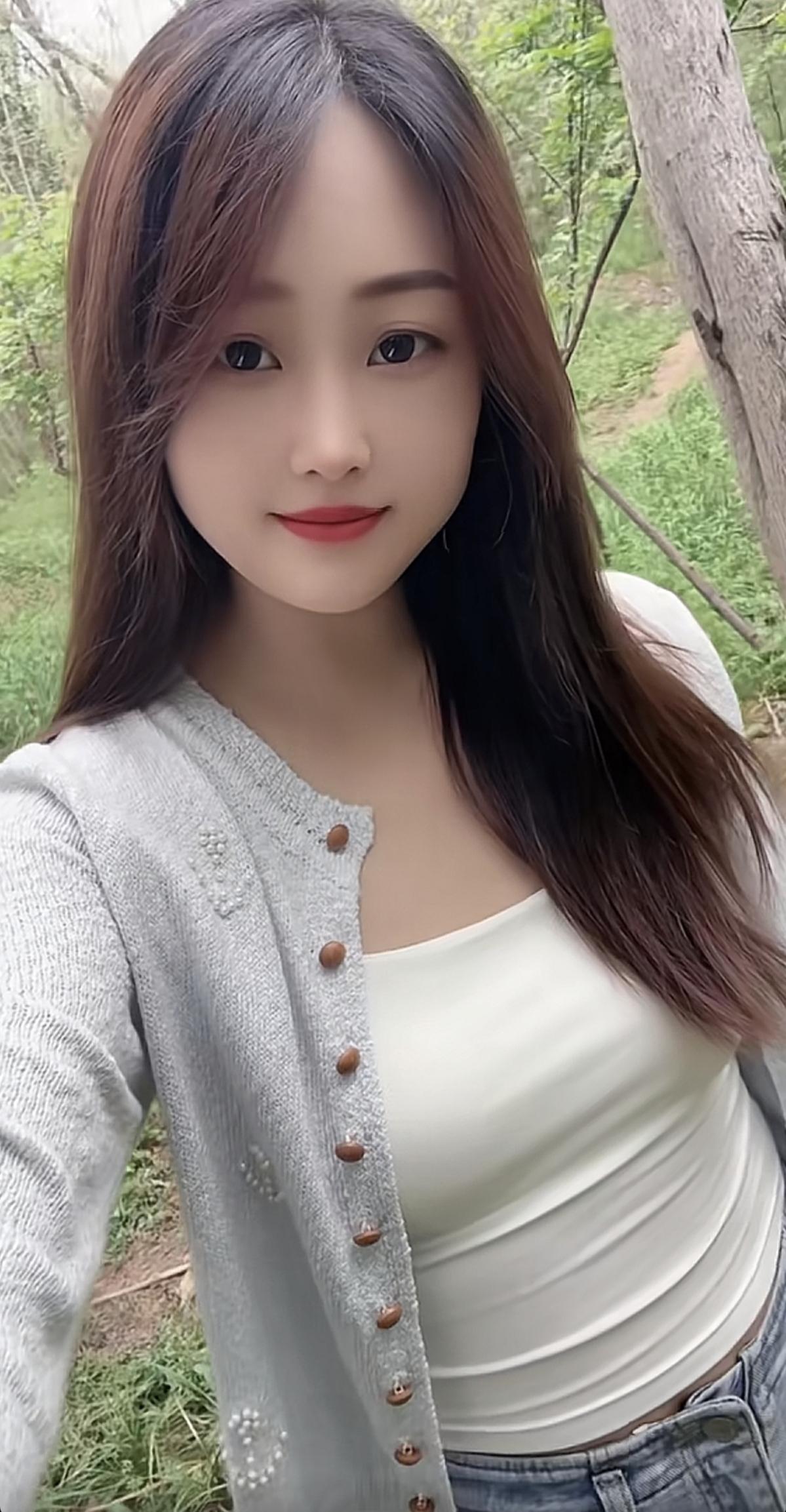 “人间四月芳菲天，姑娘美若似天仙”。这四月的芳菲景致，因她更添了几分灵动之韵；而