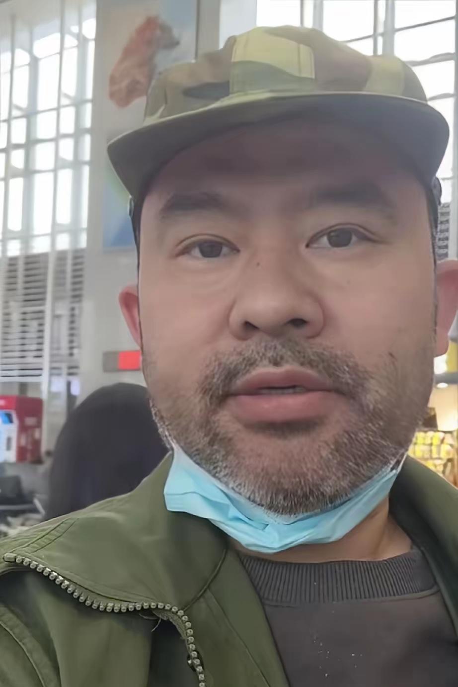 老兵如厕被拒引众怒，寒心的不只是一件小事
 
保安生硬拒绝退伍老兵如厕，墙上标语