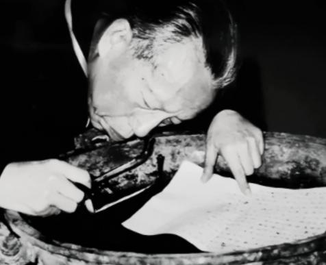 1975年，一顶铜樽正要被送往日本展览，装箱前，专家马承源出于热爱，伸手在内部摸