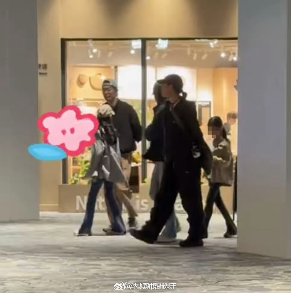 网友偶遇朱亚文一家四口朱亚文两个女儿腿长 网友偶遇朱亚文一家四口，好温馨 