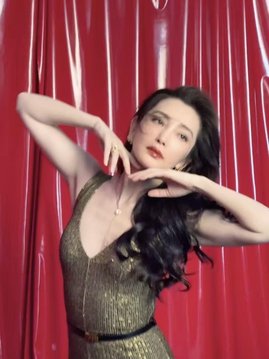 李冰冰生图vs精修图 生图精修无差别，李冰冰颜值气质双在线💃自在又大气，迫不及