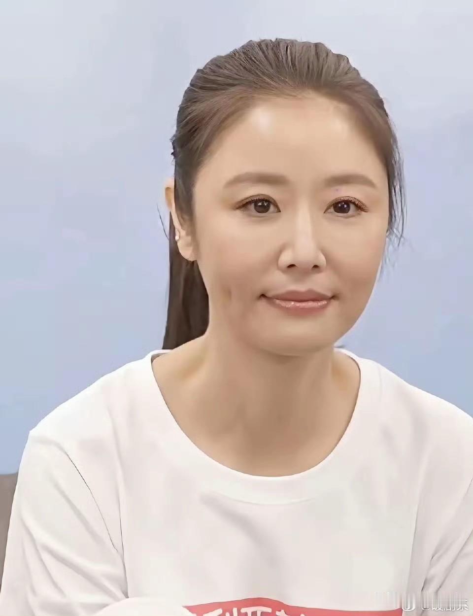 49岁林心如素颜炸热搜！没开美颜的她，为什么2小时狂揽50万赞？
 
不是她没变