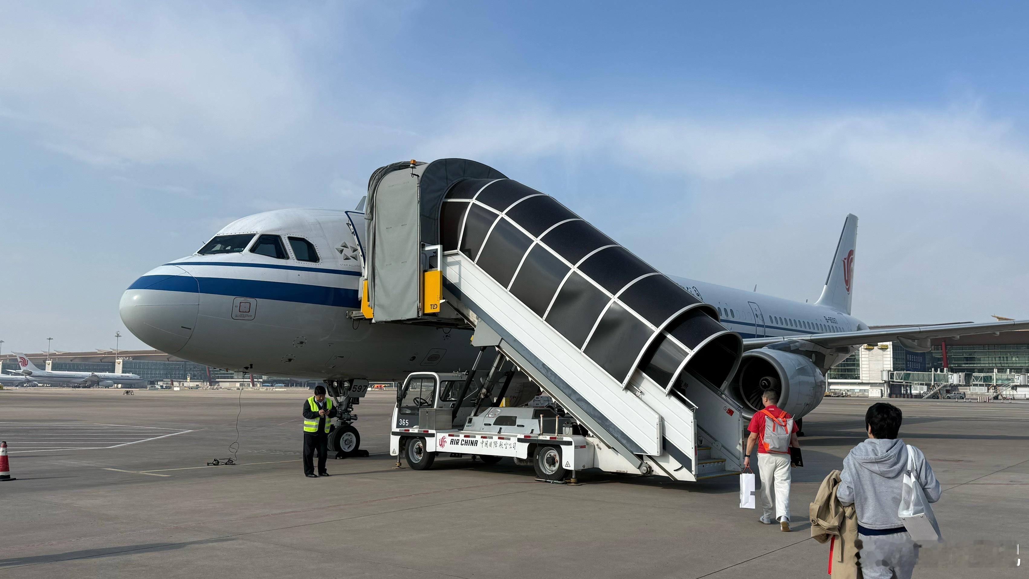北京首都国际机场T3航站楼，准备飞往南通。远机位登机虽有舟车劳顿之苦，但也有可拍