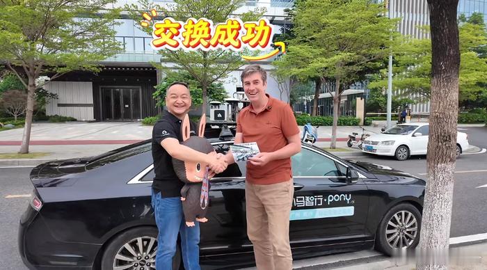 张朝阳退回的labubu换了一辆车张朝阳退回的labubu送出去了6月15日，胡