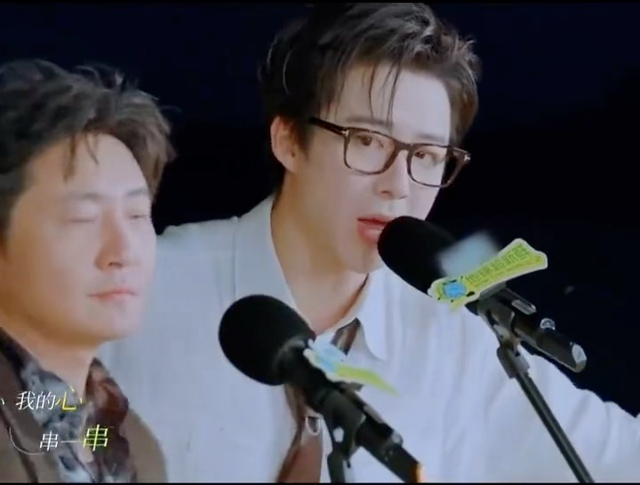 看到专业人士说，有顶级唱功的人在合唱时有一种是润物细无声型，这种哪怕唱功和他不在