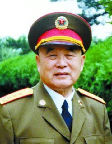 1973年李德生当选为中共中央副主席，职位已高于陈锡联时，他仍然对陈锡联执礼甚恭