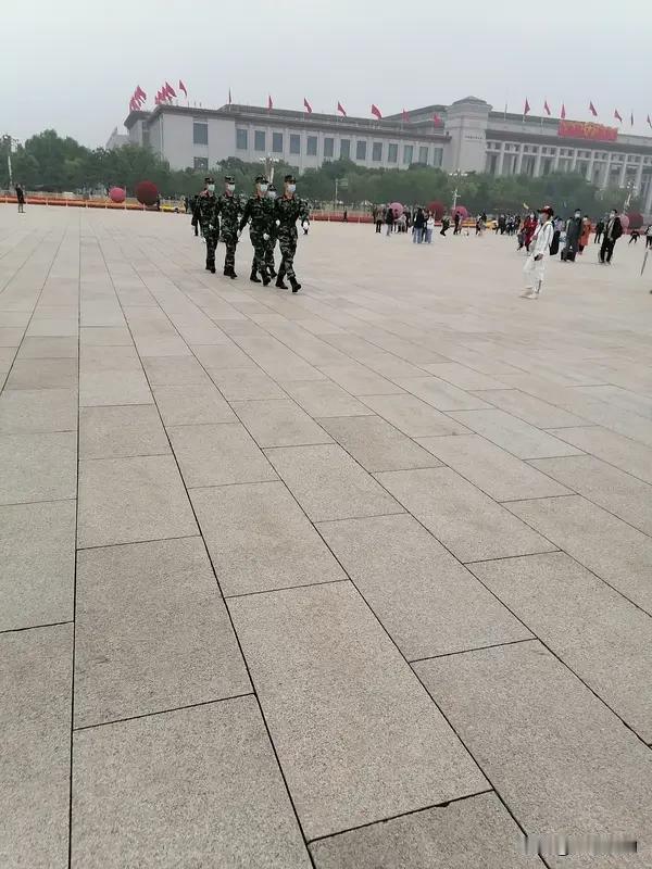 我们那个年代，当兵可不是件容易的事。光身体合格也不行，还要政审过关，家庭有一点历