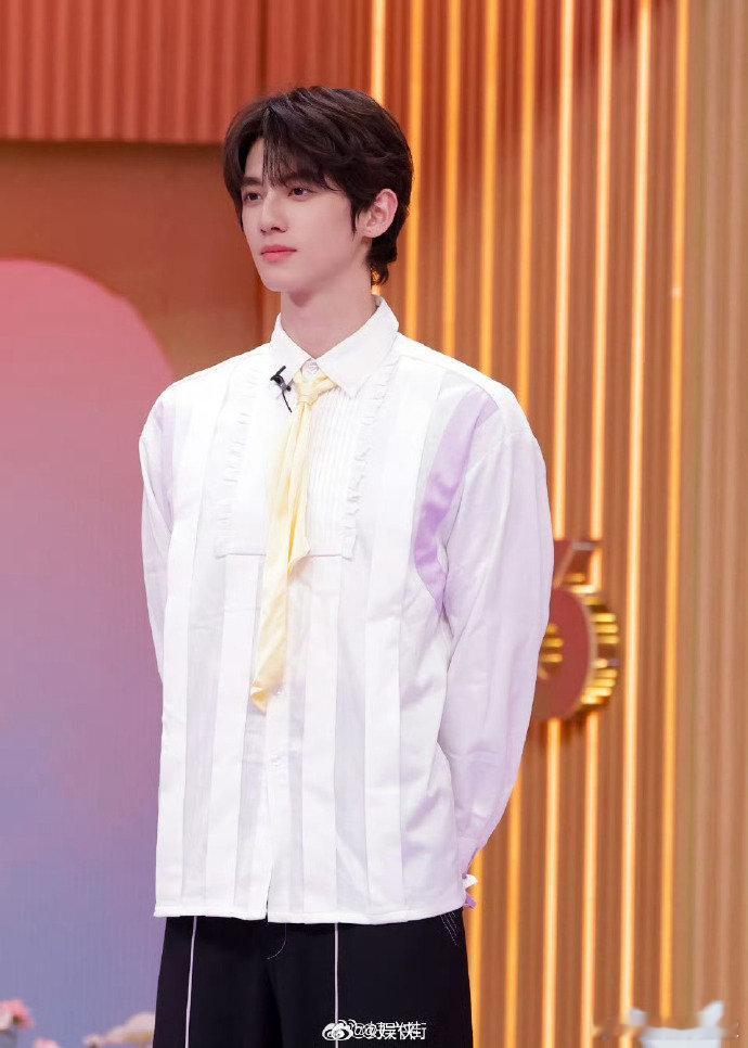 赖伟明抱李雪琴做深蹲 李雪琴慌张喊着放我下来，赖伟明淡定发力，反差互动笑翻全场。