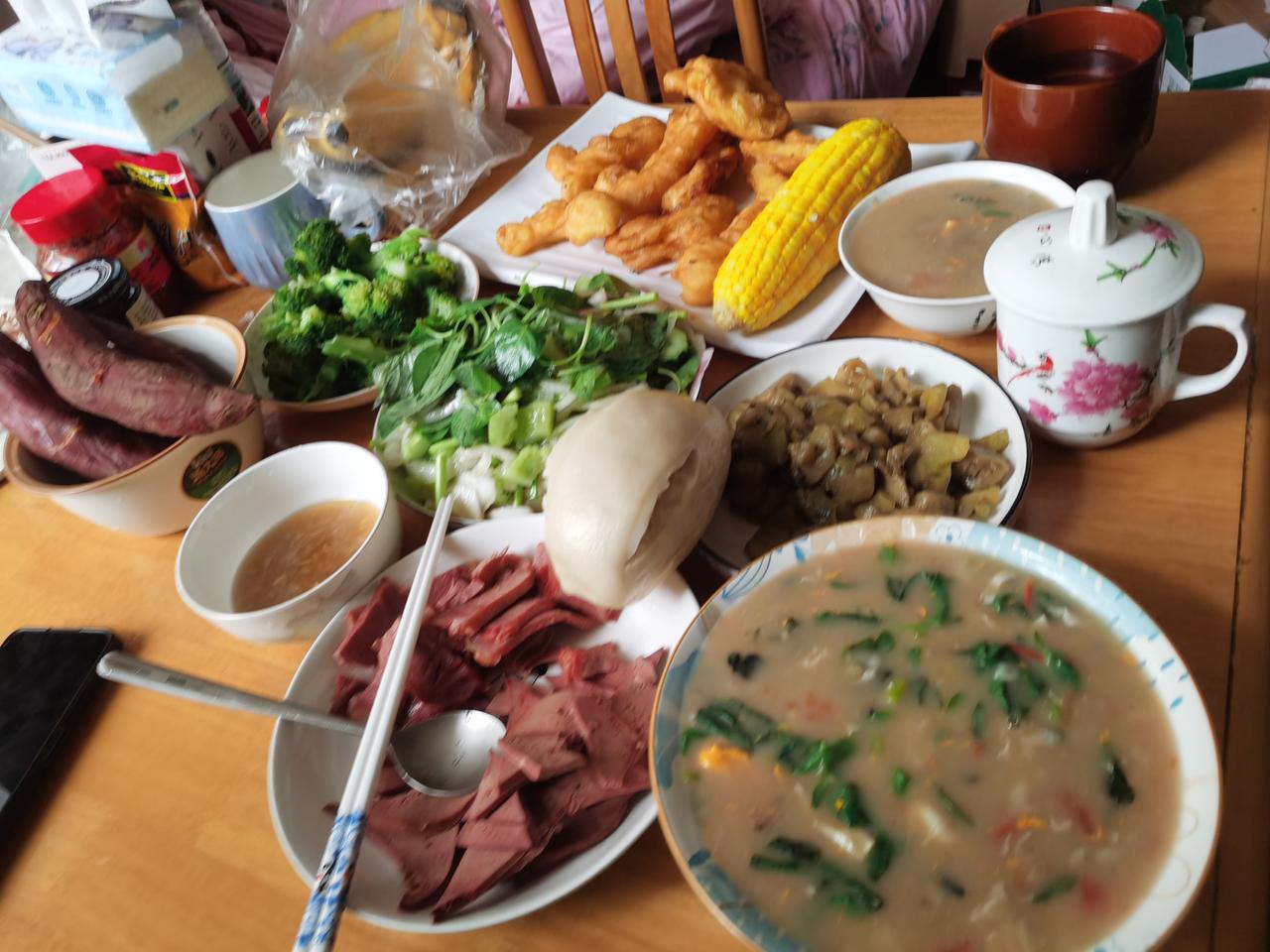 看看我今天做的午饭
现在是吃黄瓜荆芥的季节，凉拌个黄瓜变蛋荆芥蒜泥，
做个西红柿