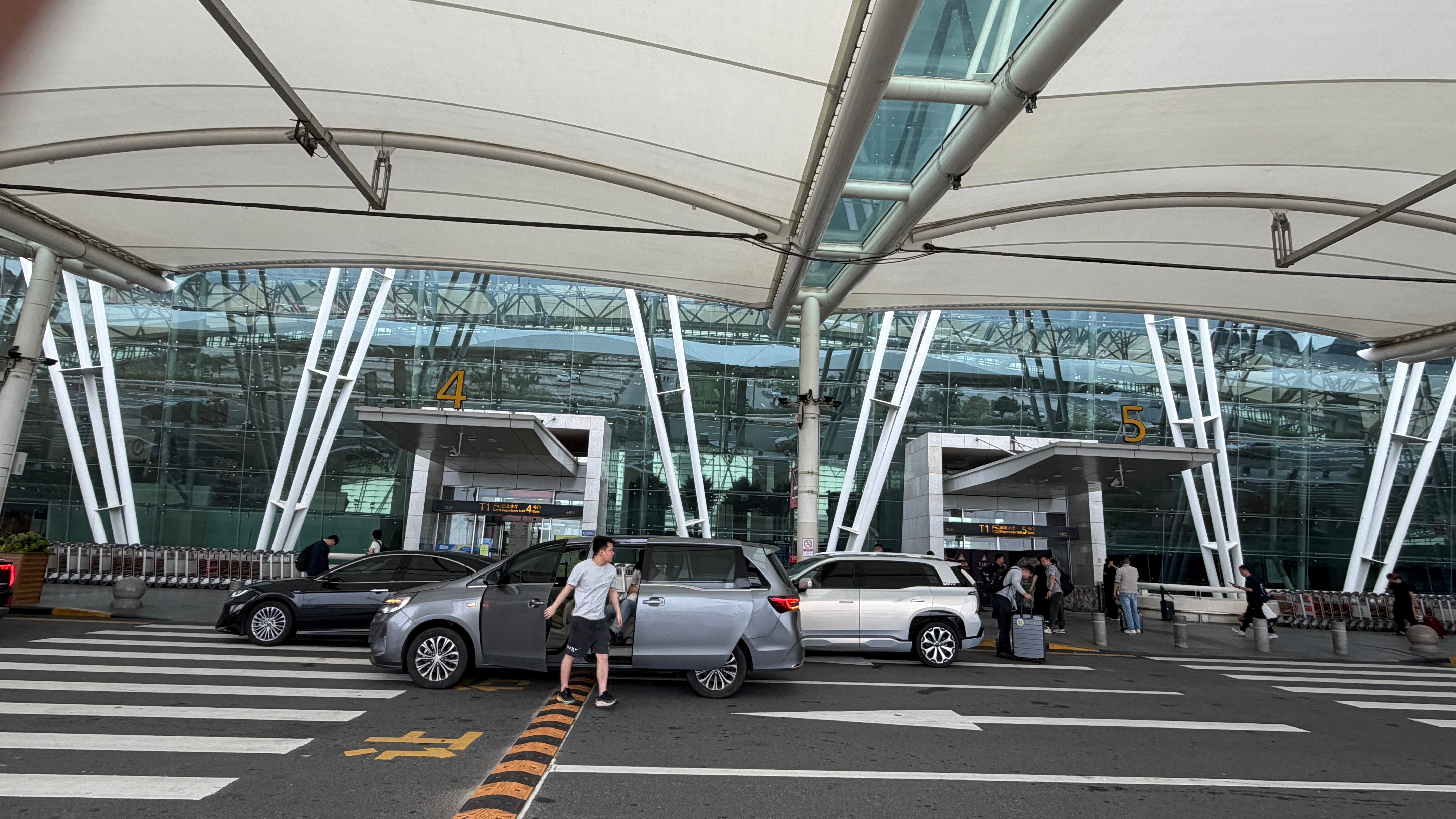 平时都是提前35-45分钟到机场✈️今天提前一小时就到了～时间充裕到可以悠闲吃口
