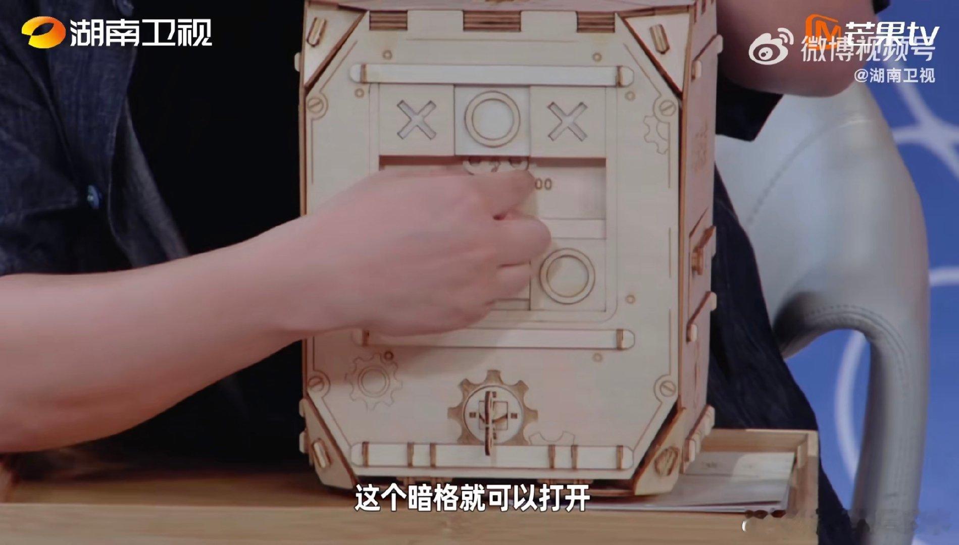 湖南密室道具师研发的机关有多绝创业有得聊桌子抽屉拽半天打不开，结果敲三下桌面自动