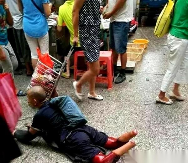 2016年，广州街头。一枚硬币扔进破碗，发出清脆的响声。
周霞珍原本只是随手行善