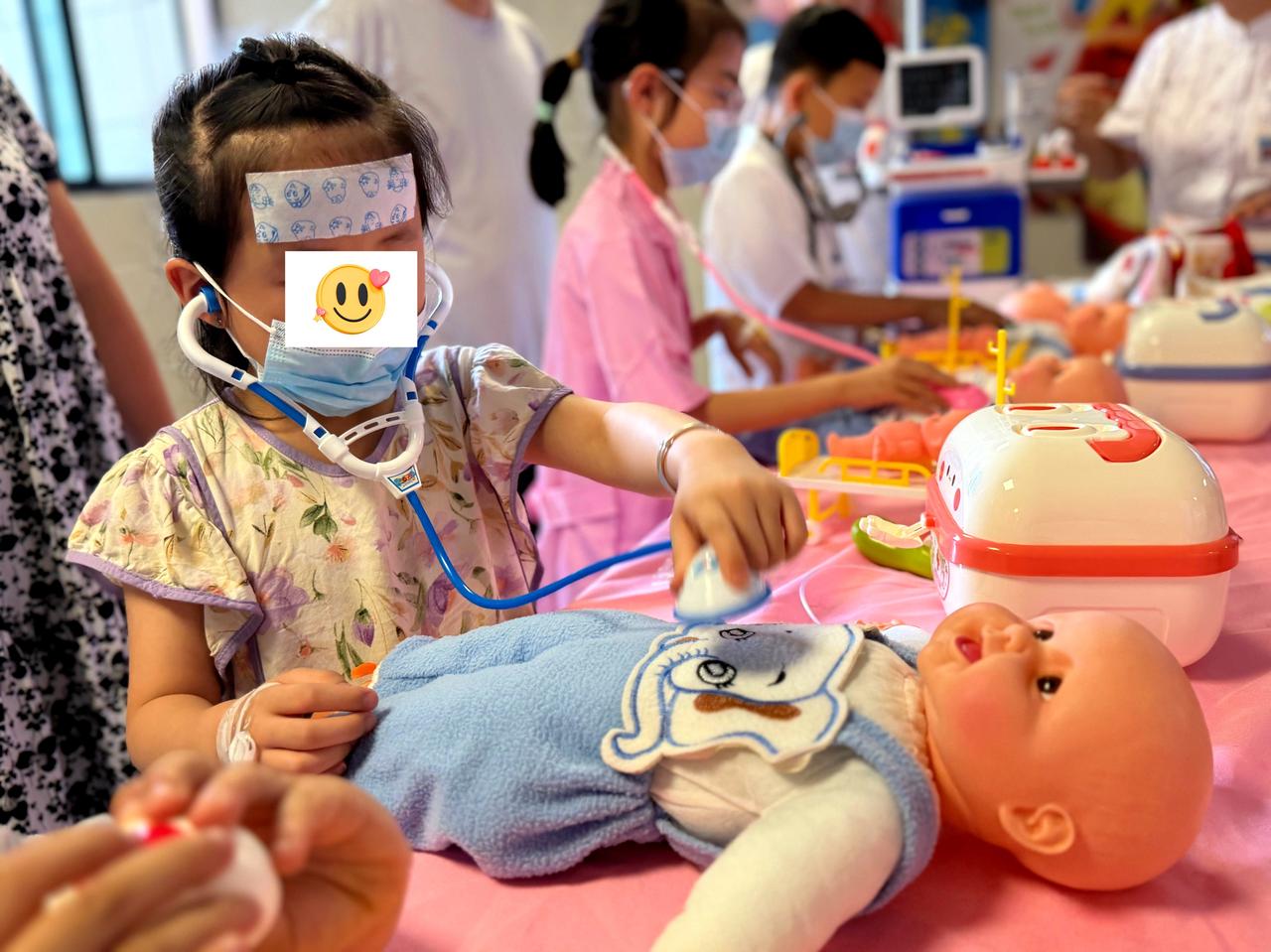 【四川眉山：变身小小医护 温情疗愈患儿就医忐忑心】近日，暖意萦绕儿科病房。眉山市