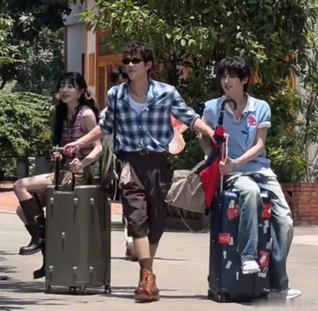 王安宇一手拉田曦薇一手拉黄明昊从左到右的既视感：女人、男人、小孩王安宇甚至看起来
