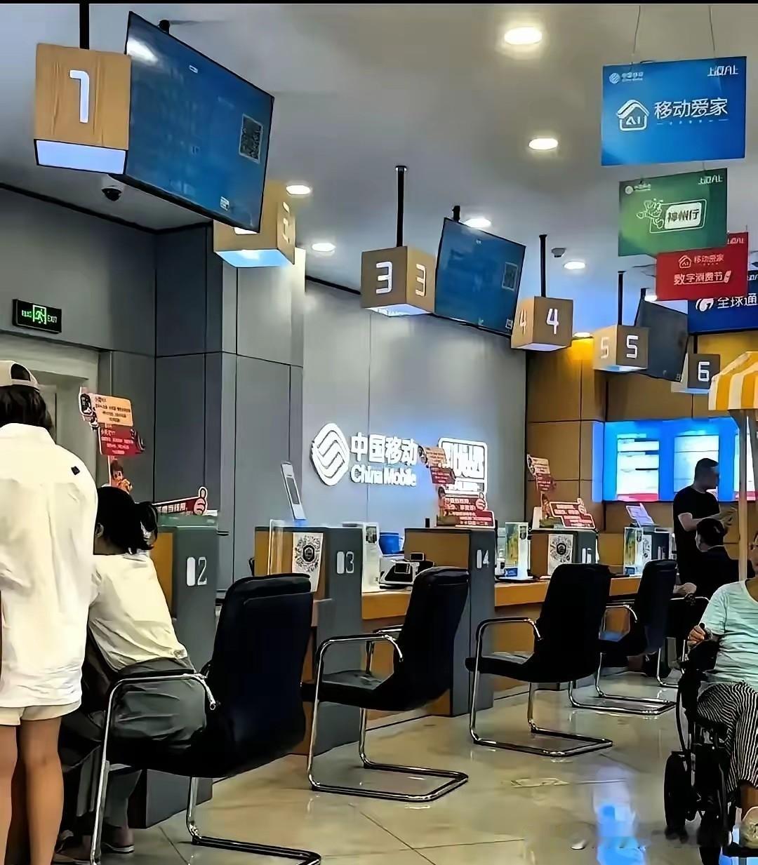 女子去营业厅销号，被告知要交308元违约金。女子问，要是直接扔卡不就行了吗，反正